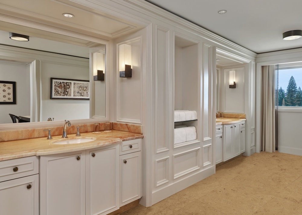 Royal Pacific Suite, 2 Bedrooms, Club Lounge Access, Oceanfront