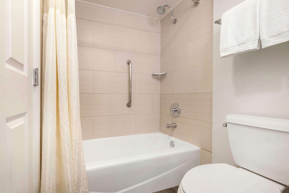 Studio, 1 Queen Bed, Accessible, Kitchenette (Bathtub) - Photo 8