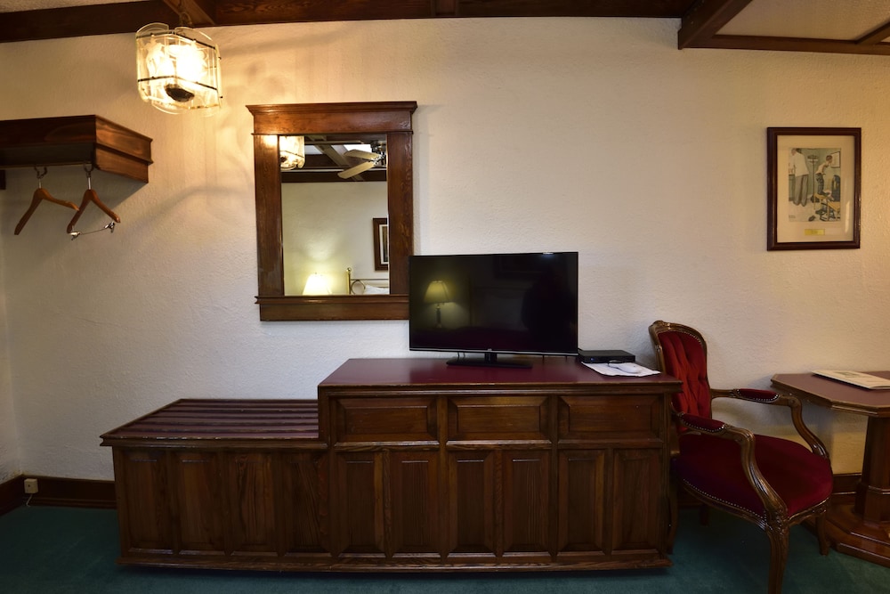 Standard Room, 1 Queen Bed photo 3