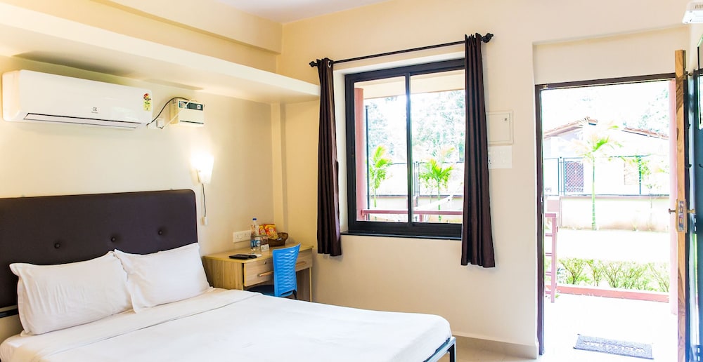 Comfort Studio, 1 Double Bed, Balcony, Pool View