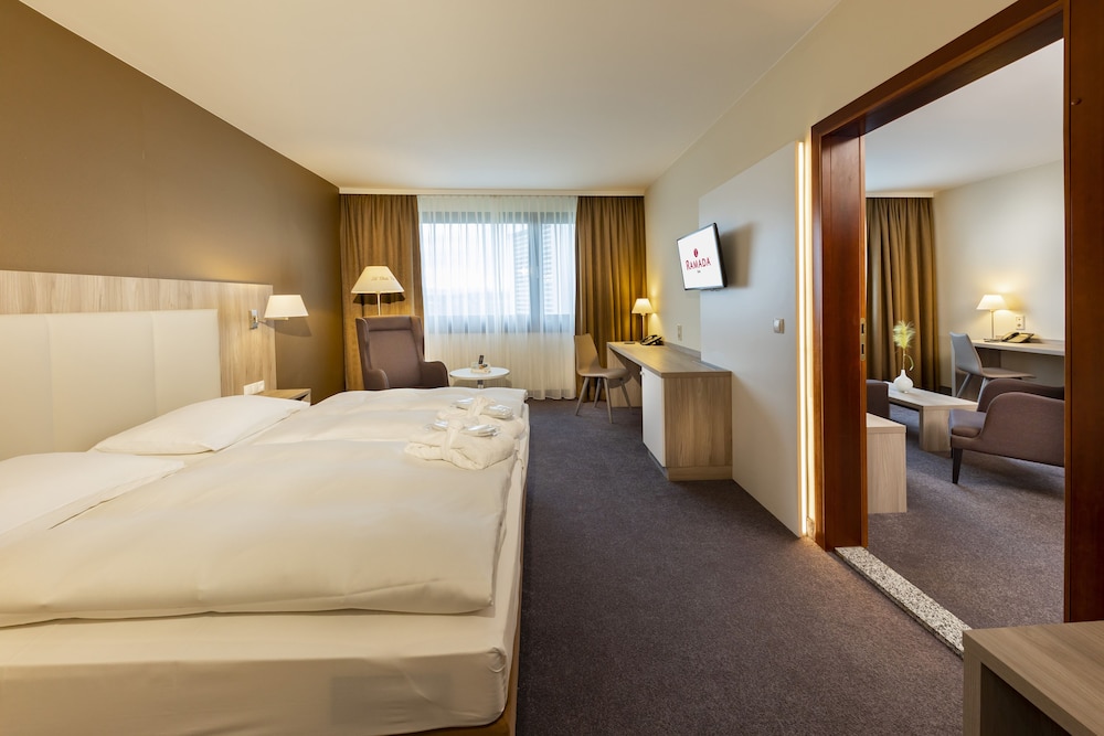 Junior Suite, 1 King Bed, Non Smoking photo 3