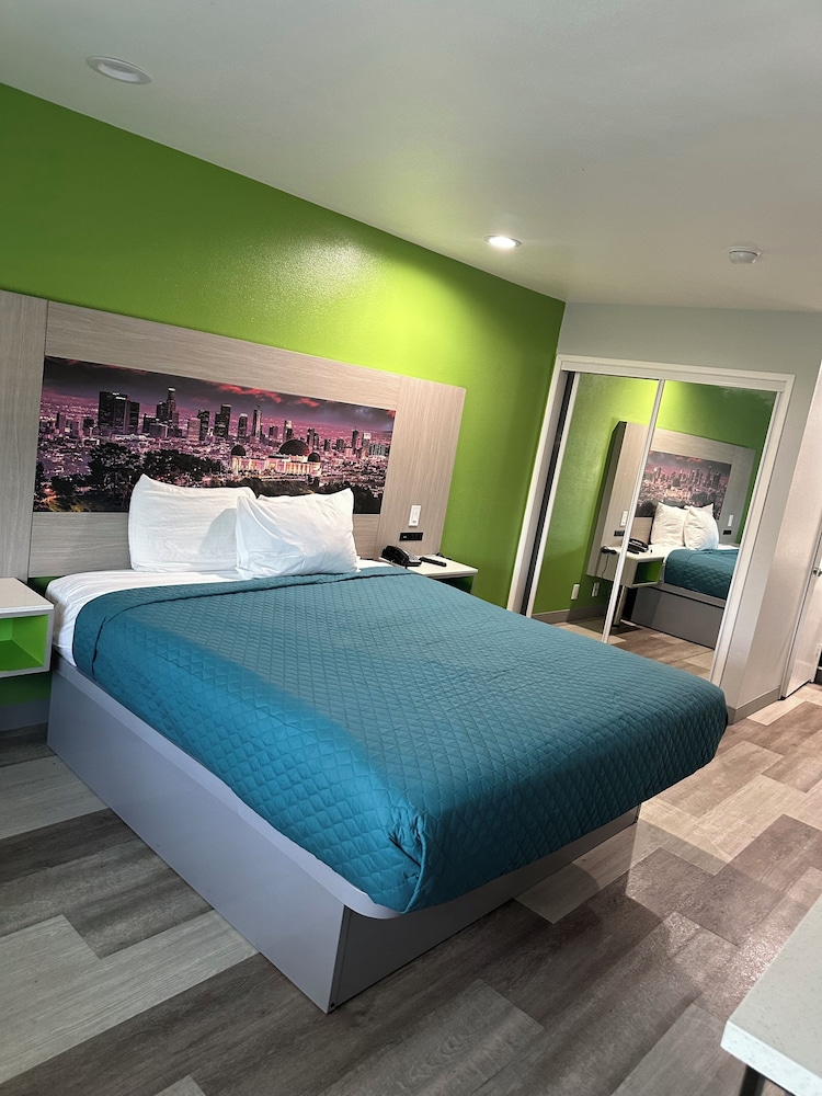 Standard Room, 1 King Bed photo 3