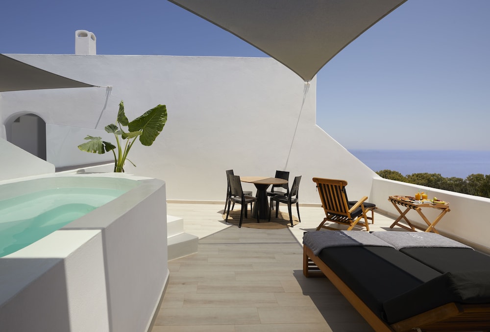 Royal Kalisti Two Bedroom Suite with Private Jacuzzi and Sea View | Top Floor - Photo 1