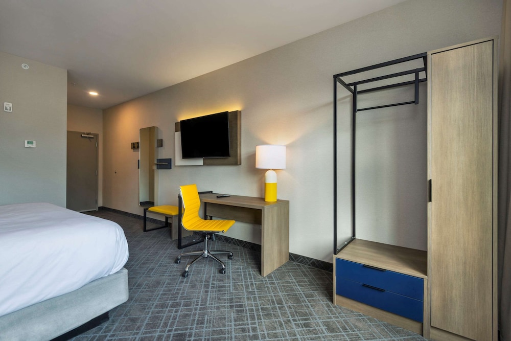 Standard Room, 1 King Bed with Sofa bed, Non Smoking - Photo 2