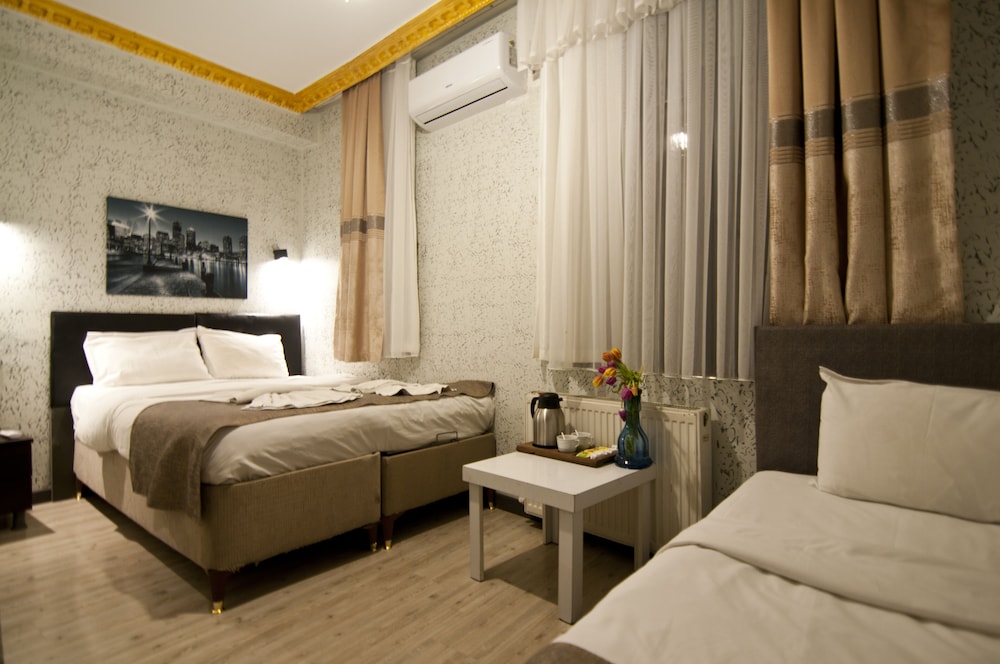 Economy Triple Room photo 1
