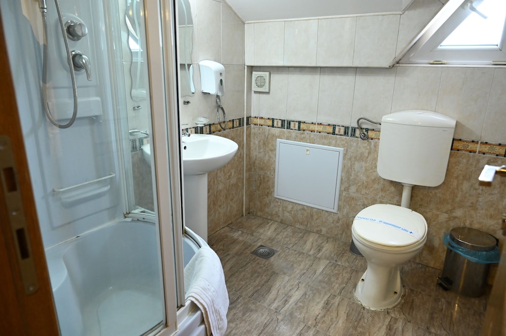 Basic Quadruple Room, City View photo 3