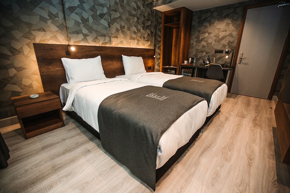 Standard Twin Room - Photo 1