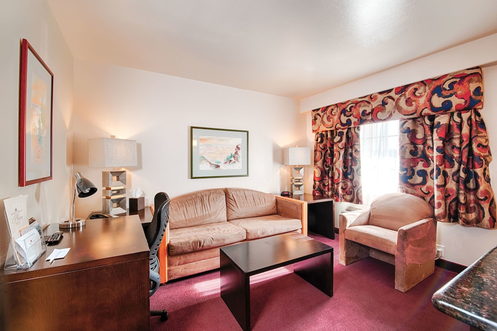 Suite, 2 Queen Beds photo 2