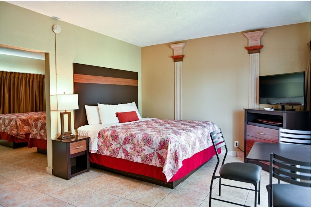Family Suite, Multiple Beds, Kitchen, Pool View