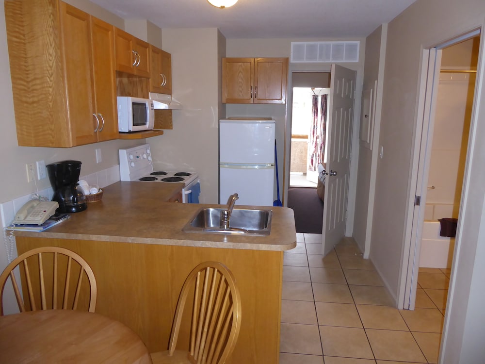 Family Suite, 1 Queen Bed with Sofa bed, Kitchen (Balcony)