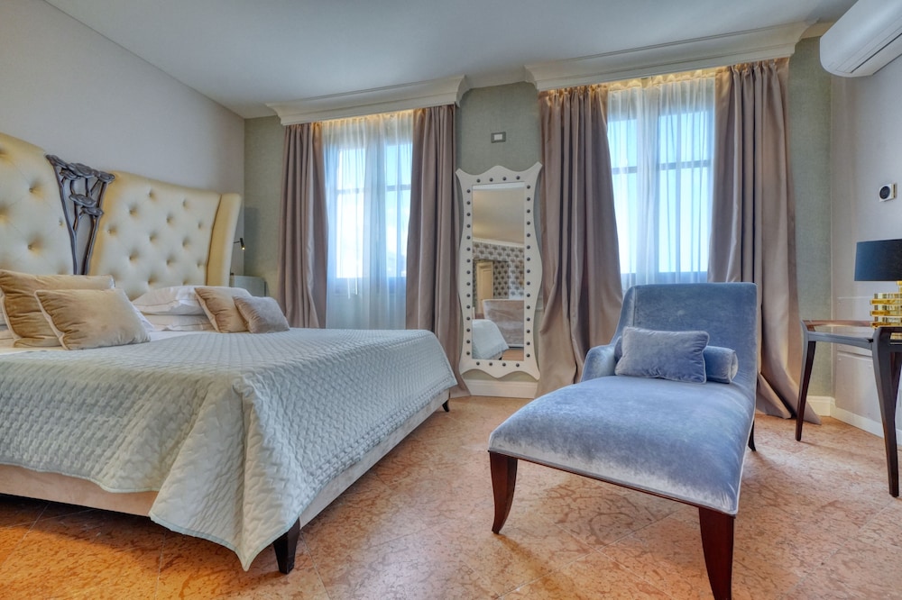 Executive Suite, 3 Bedrooms, Terrace, Lake View - Photo 4