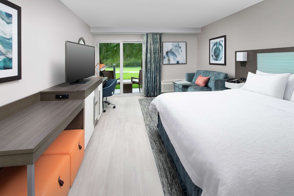 Room, 1 King Bed, Balcony/Patio (Hearing) - Photo 3