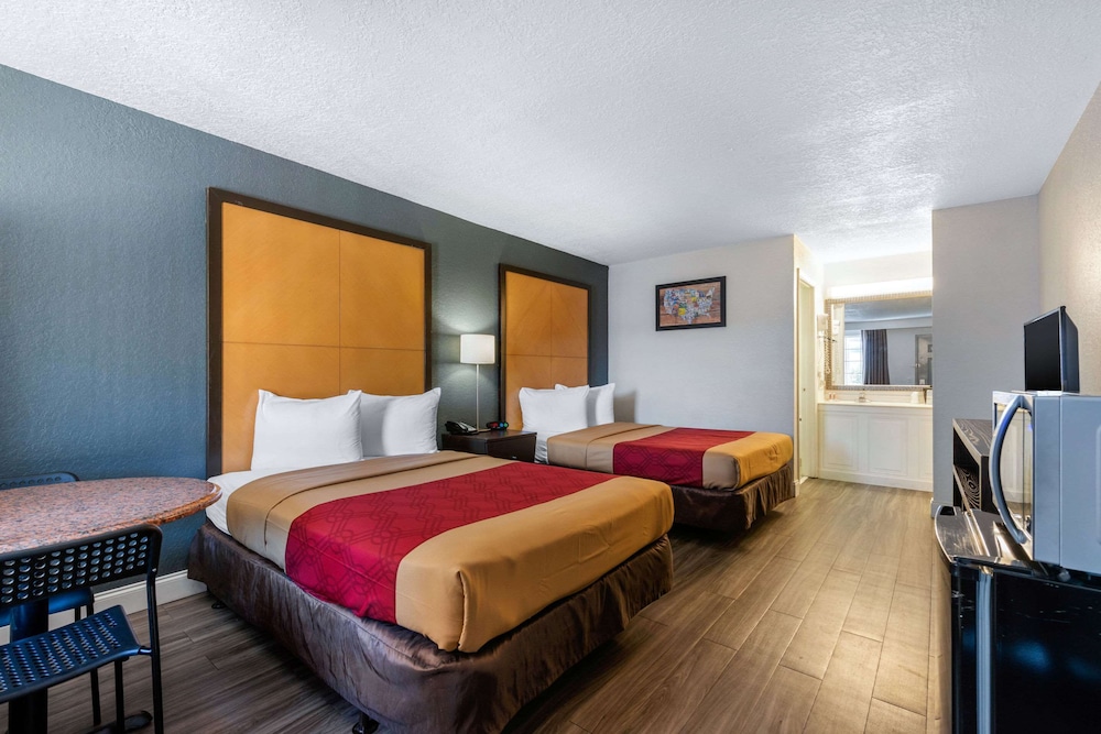 2 Double Beds, No Smoking - Photo 1