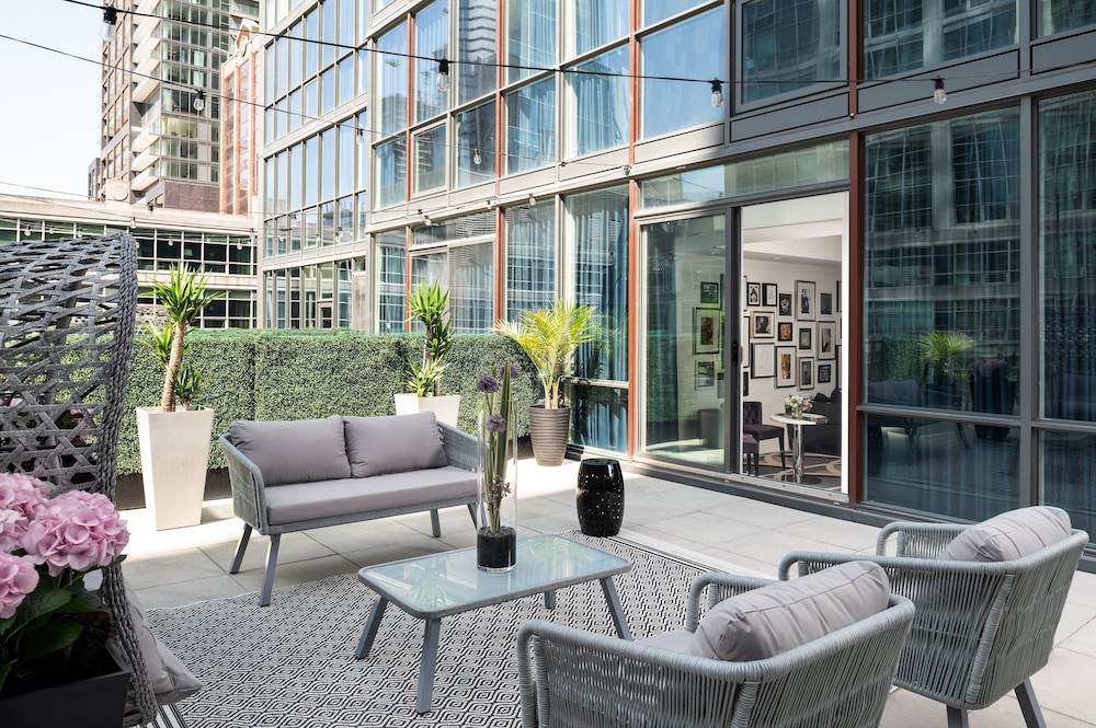 The Marilyn, 1 Bedroom Deluxe Suite, 1 King, City View, Tub