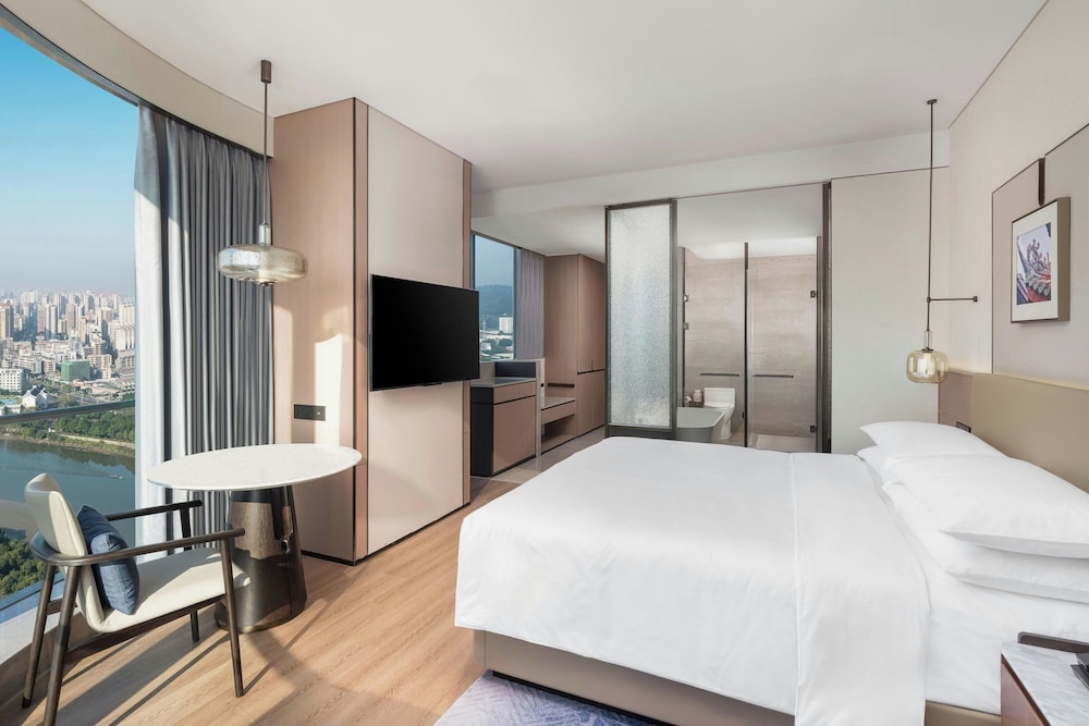 Deluxe Room, 1 King Bed, River View, Corner