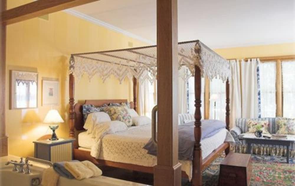 King Bed, Whirlpool Tub and Gas Fireplace (Suite 17) photo 2