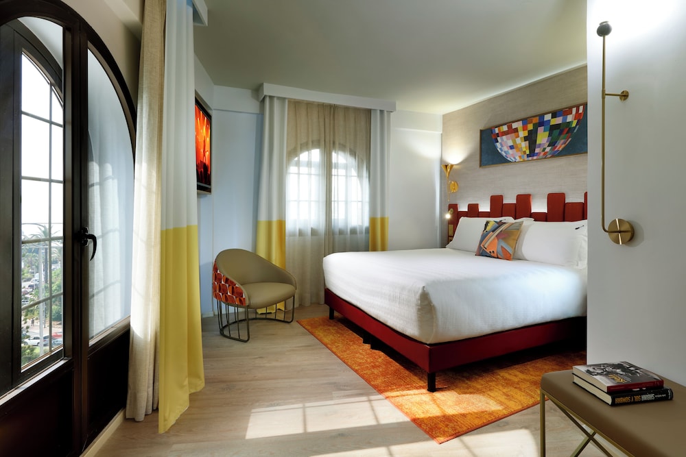 Suite (Gold) thumbnail 6