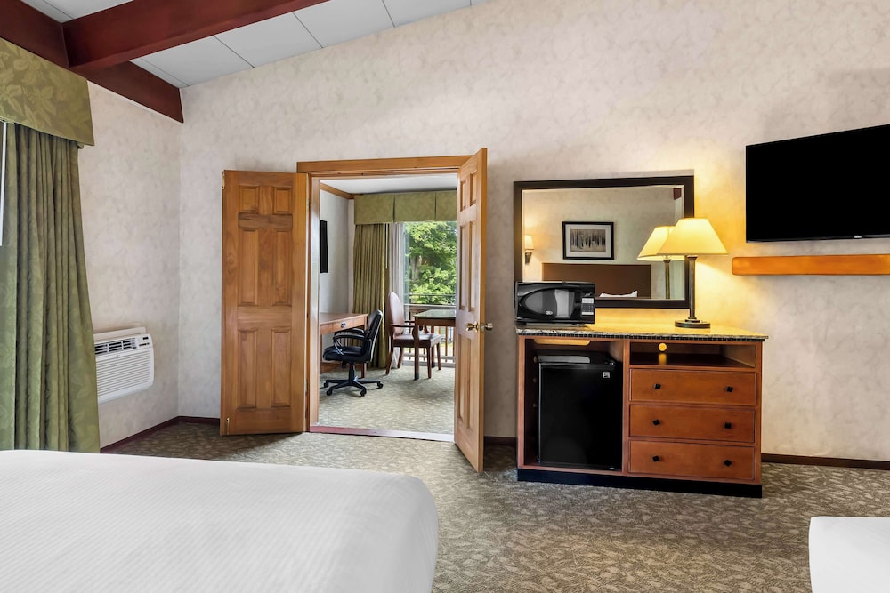 Suite, 2 Queen Beds, Non Smoking, Jetted Tub (2nd Floor;with Sofabed) photo 2