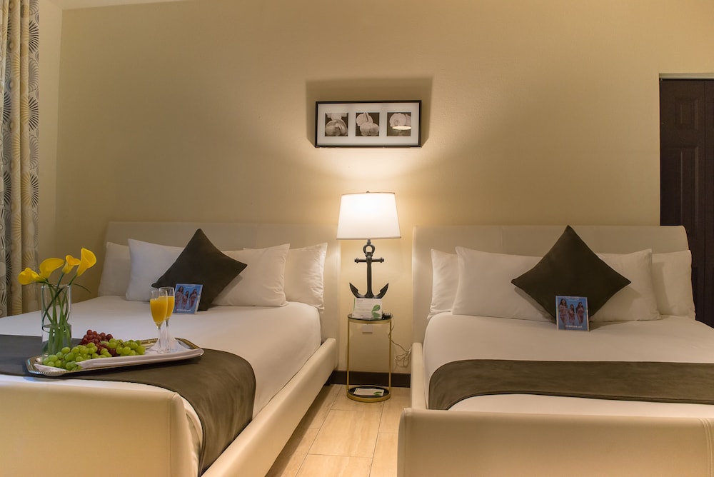 One Bedroom Double Queen Suite - Photo 2