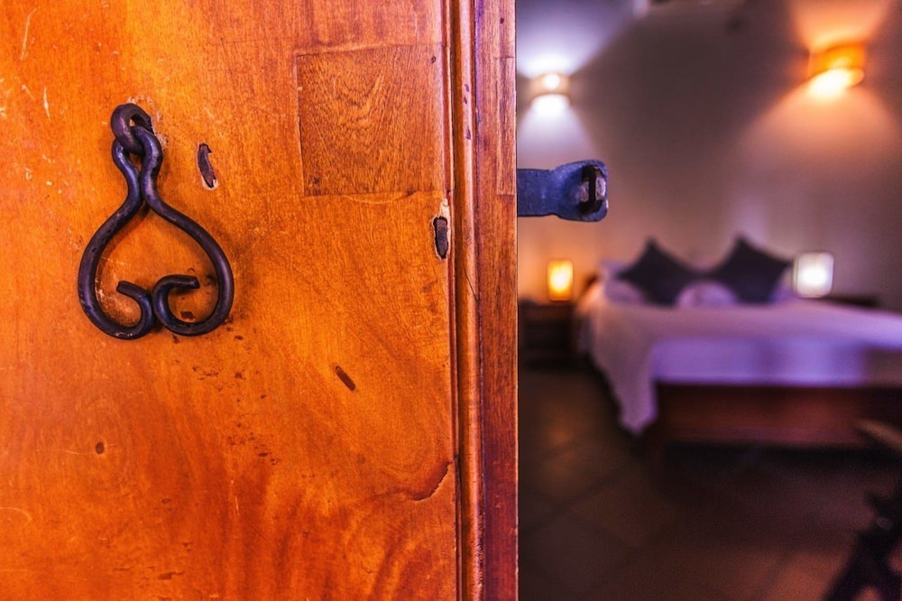 Classic Suite, 1 Queen Bed, Courtyard View photo 2