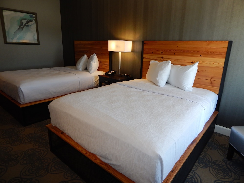 Standard Room, 2 Queen Beds, Non Smoking, Refrigerator & Microwave - Photo 2