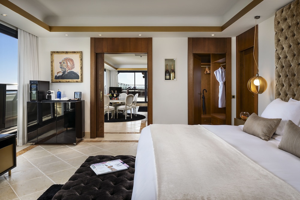 Suite Penthouse Moet Chandon (Red Level Lounge Access) photo 2
