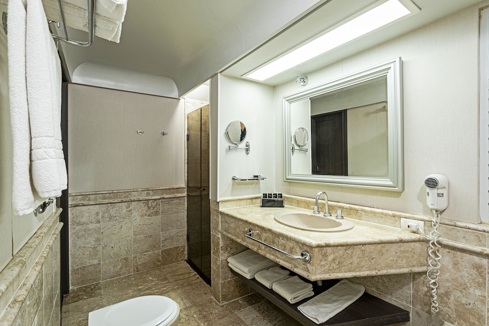 Family Quadruple Room - Photo 10