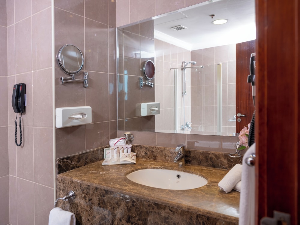 Executive Suite - Photo 8