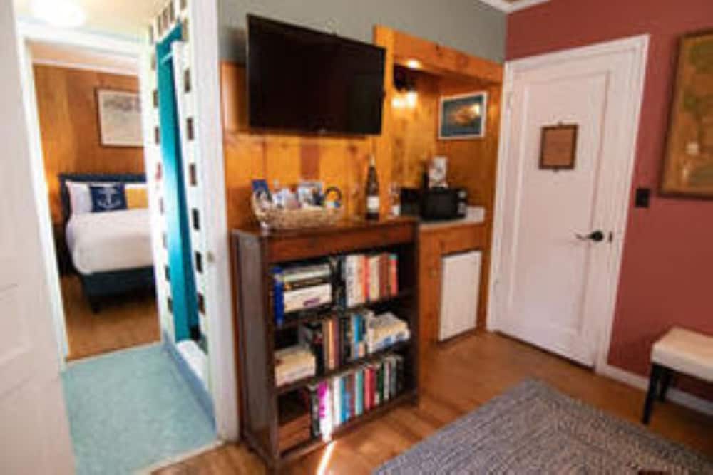 Premium Suite, 1 King Bed with Sofa bed- No Pets