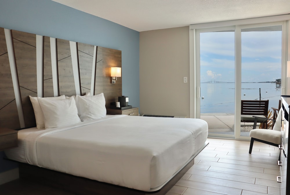 Premier Waterside King - Photo 1