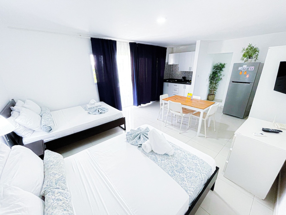 Superior Studio, Kitchen, Pool View