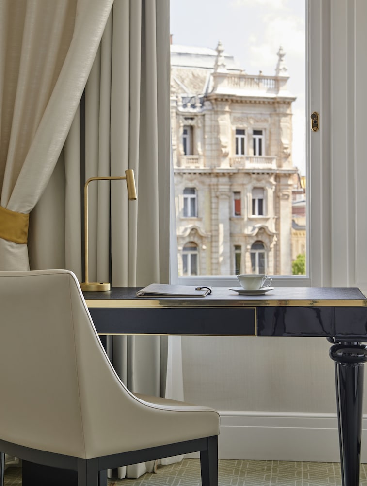 Deluxe Room, 1 King Bed, City View