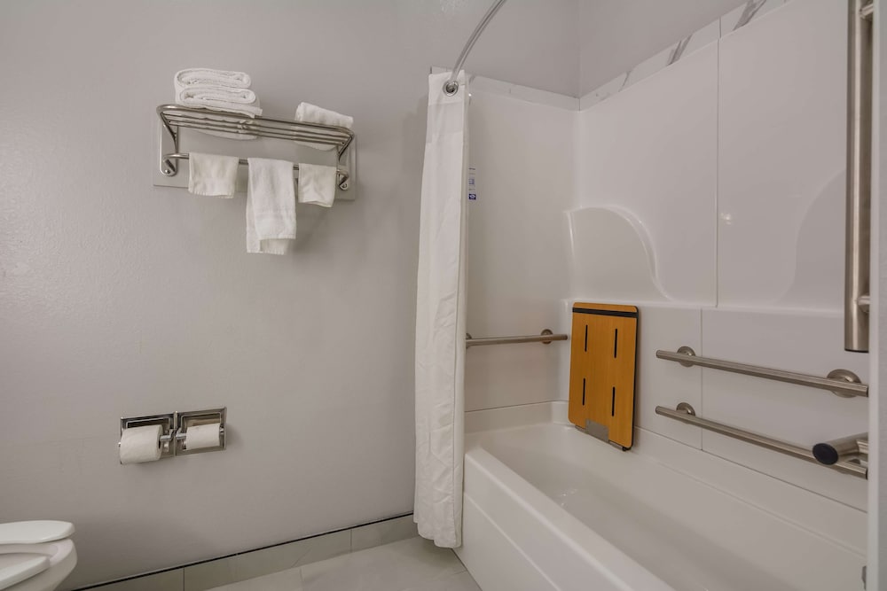Americas Best Value Inn & Suites Lake Charles at I-210 Exit 5, Photo 2