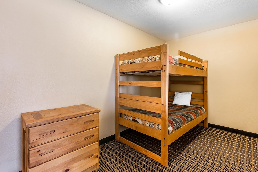 Room, Multiple Beds, Non Smoking - Photo 3