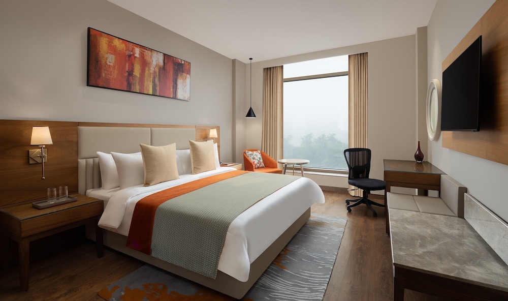 Deluxe Room, 1 King Bed (Premium King) - Photo 4