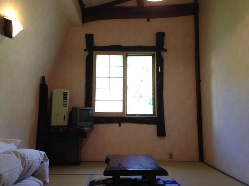 Deluxe Japanese Style Room, Shared Bathroom photo 3