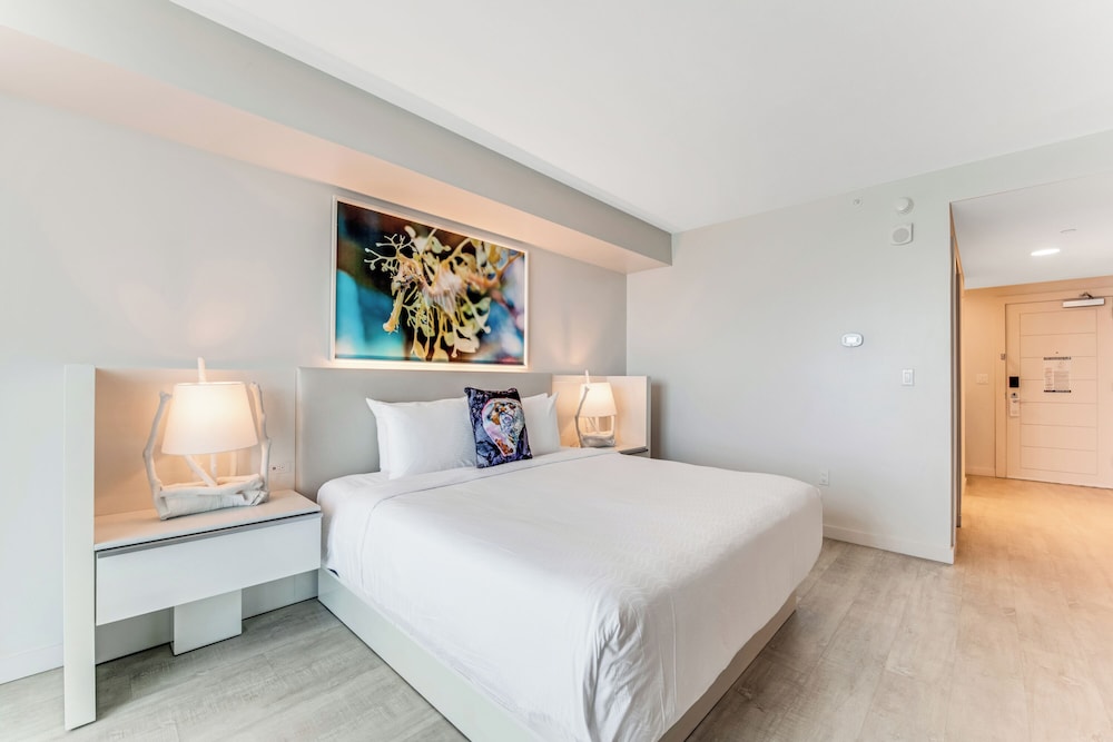 King bed Room with City View - Photo 3