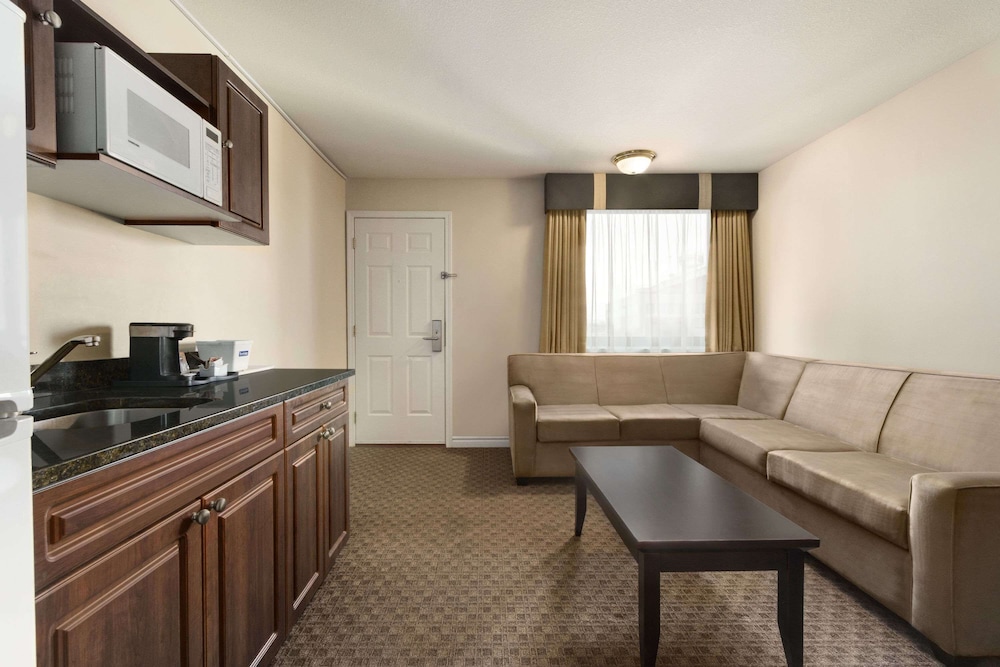 Suite, 1 Queen Bed with Sofa bed, Non Smoking, Kitchenette - Photo 1