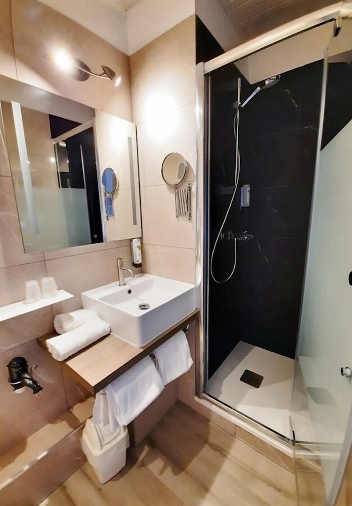 Comfort Double or Twin Room, 1 Bedroom, Private Bathroom photo 2