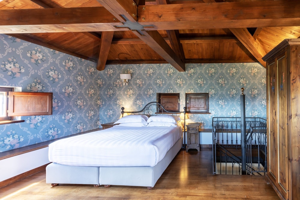 Royal Studio Suite, Balcony photo 3