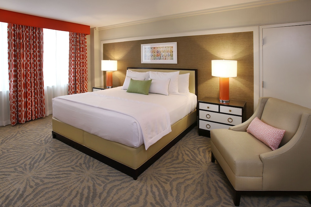 Deluxe Room, 1 King Bed - Photo 2