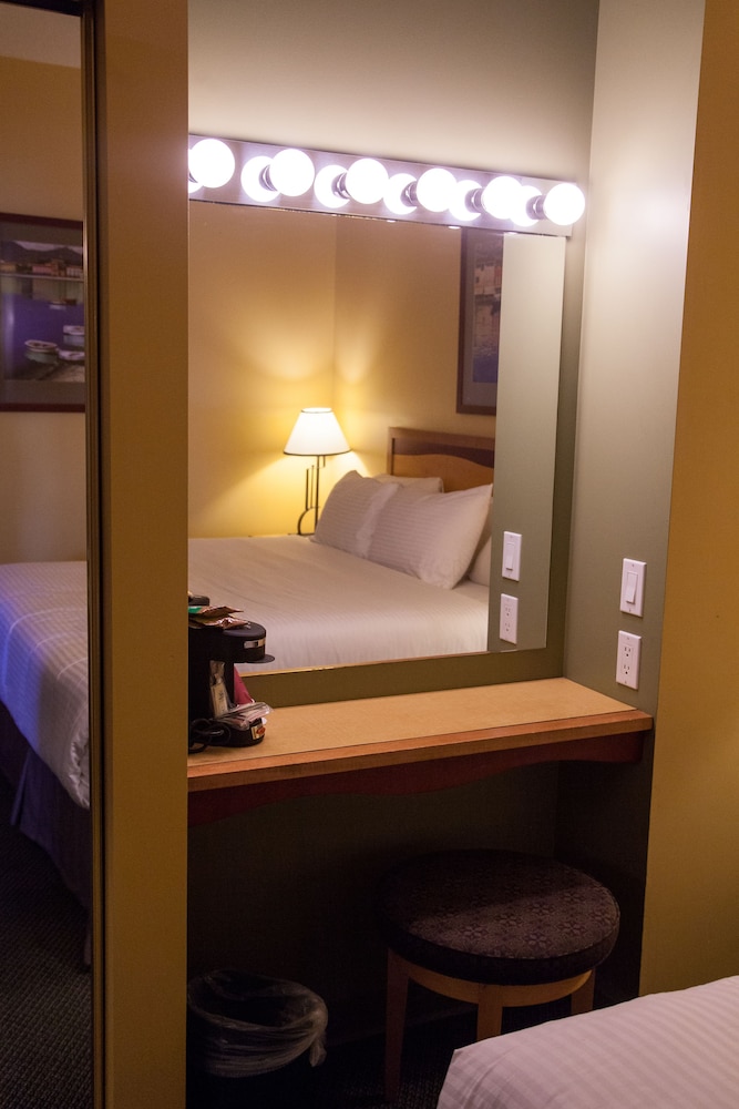 Suite, 1 King Bedroom - Photo 3