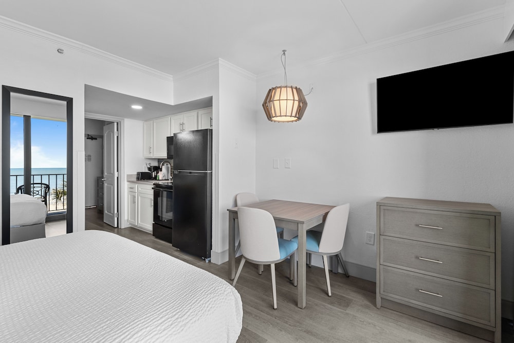 Schooner Oceanfront Deluxe Junior Suite - Photo 1