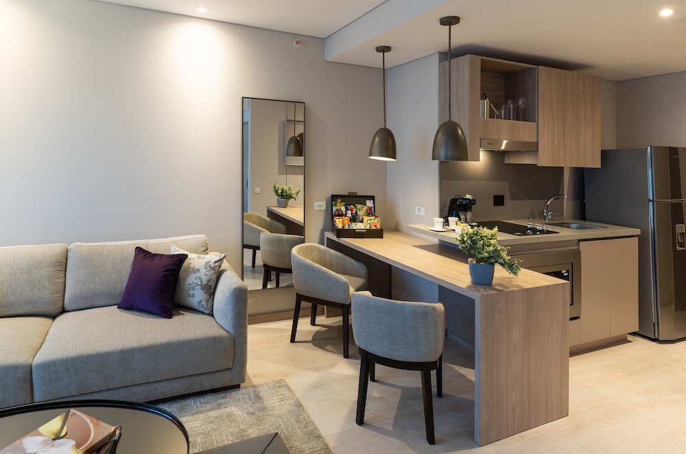 Suite, 1 King Bed, City View (Emerald King) - Photo 6