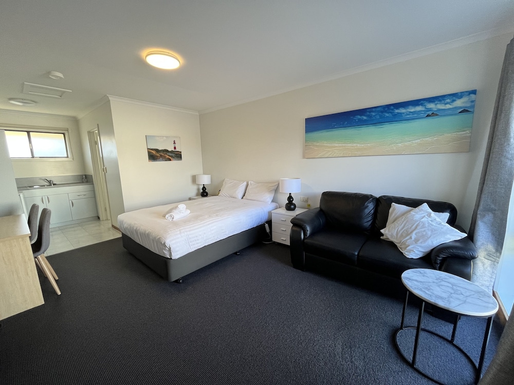 Queen Room photo 2
