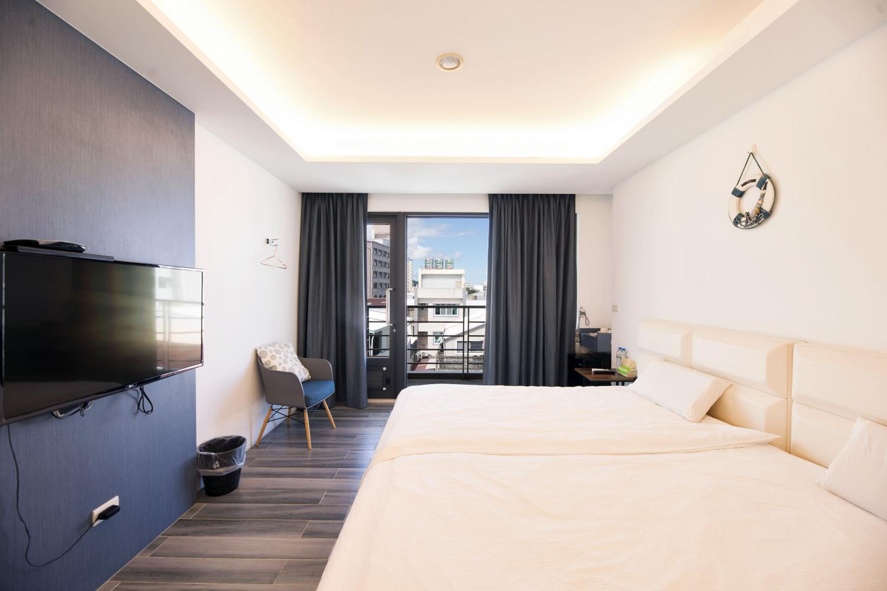 Queen Room with Balcony photo 2
