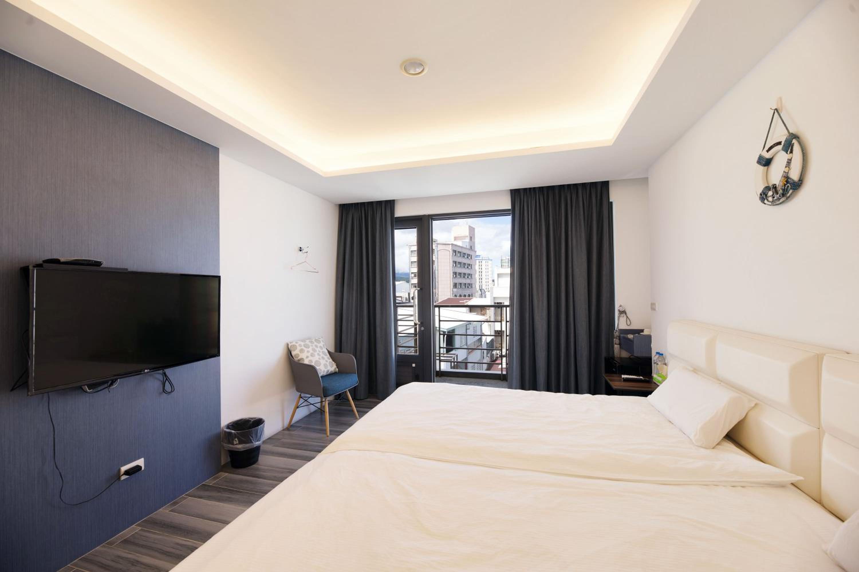 Queen Room with Balcony photo 3