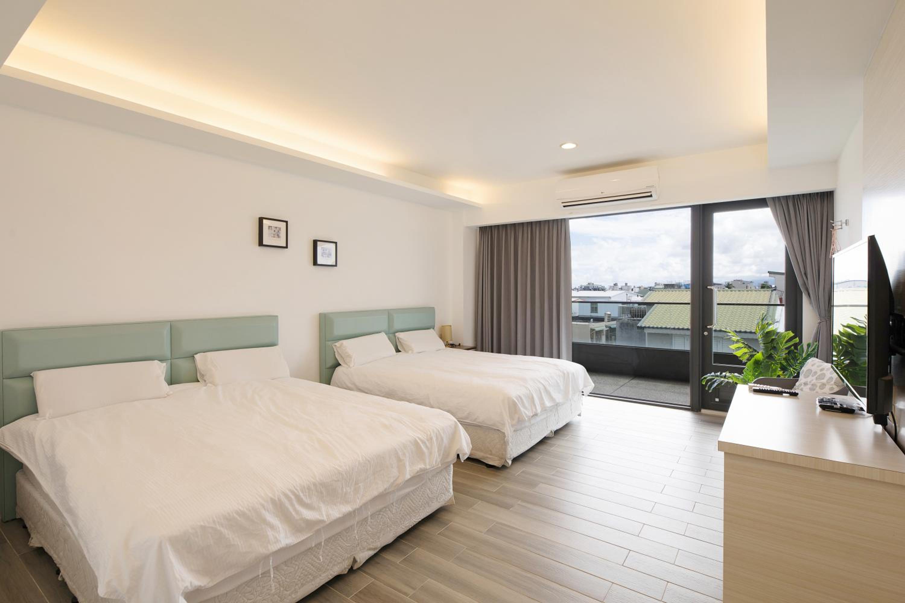 Quadruple Room with Balcony photo 3