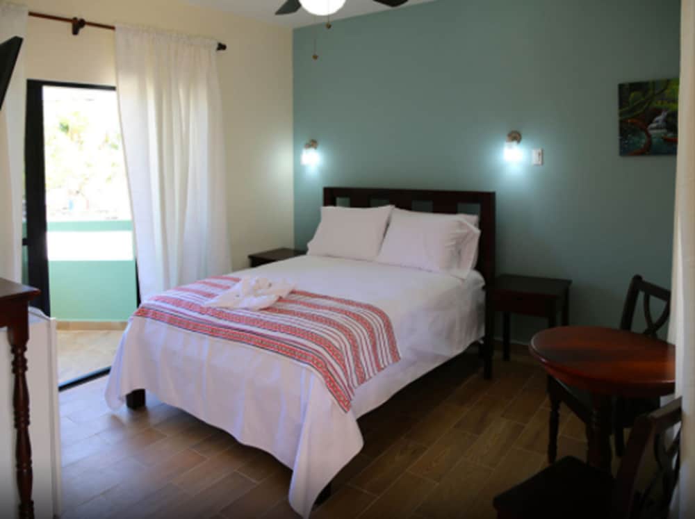 Comfort Room, 1 Queen Bed, Partial Ocean View photo 2