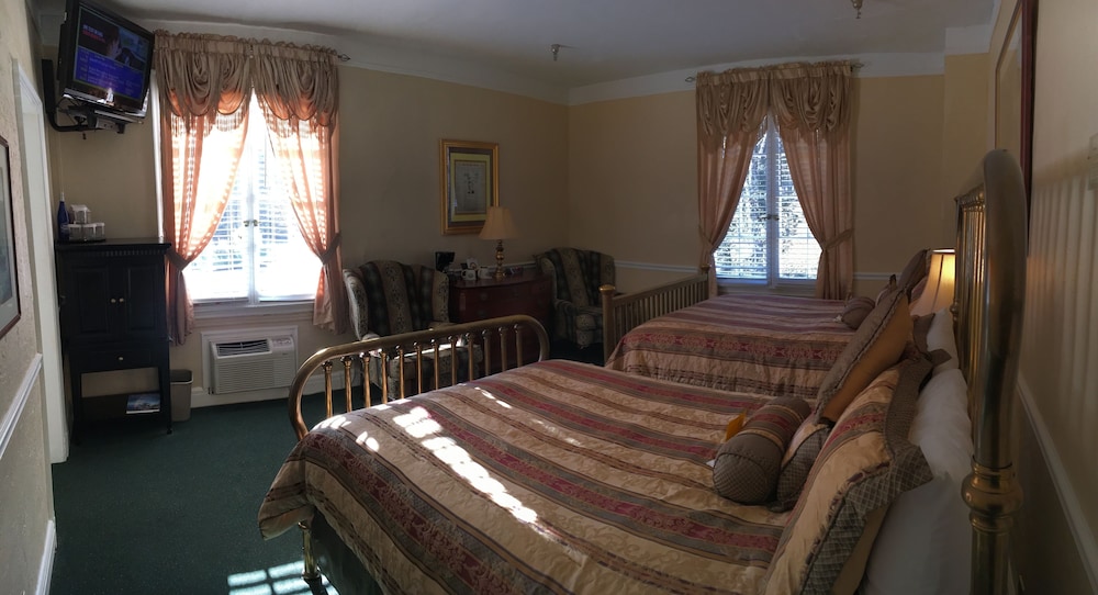 Standard Room, 2 Queen Beds photo 2